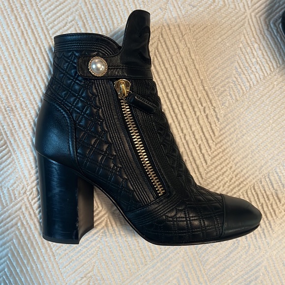 Rare, beautiful soft leather Chanel boots with pearl detail. Size 7.5. - Picture 4 of 6